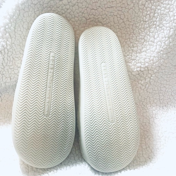 ๐NWT Horror Movie Slippers โ Plush & Comfortable โ Size 9.5-10 Halloween - Picture 9 of 9